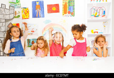 Ragazze Scopri come mettere i talloni sulle stringhe in classe Foto Stock