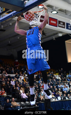 Washington, DC, Stati Uniti d'America. Undicesimo Dec, 2014. 20141211 - DePaul avanti Jamee Crockett (21) schiacciate contro la George Washington University nel primo semestre di un NCAA di pallacanestro degli uomini di gioco al Smith Center di Washington. GWU sconfitto DePaul, 81-68. Credito: Chuck Myers/ZUMA filo/Alamy Live News Foto Stock