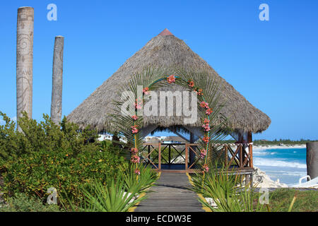 Wedding gazebo sulla costa dei Caraibi. Foto Stock