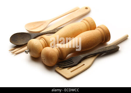 Sale in legno e pepe set con utensili da cucina Foto Stock