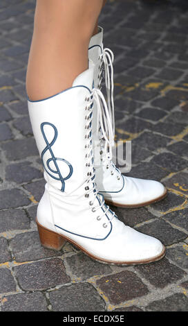 Elegante colore bianco stivali in pelle con la chiave di violino di majorette della banda Foto Stock