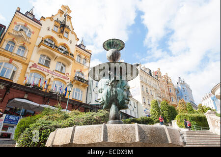 Fontana di fronte Hotel Romance di Karlovy Vary (Karlsbad), Repubblica Ceca Foto Stock