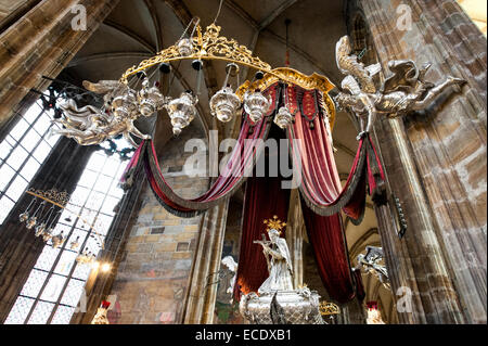 Lanterne pendenti e angeli all'interno del San Vito la cattedrale di Praga, l'iconico punto di riferimento, Prazsky Hrad quartiere del Castello di Praga Foto Stock