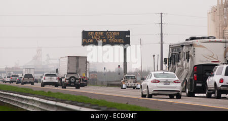 Modesto, CA, Stati Uniti d'America. Decimo Dec, 2014. Un segno lungo l'autostrada 99 vicino a Ceres Ca, raccomanda ai viaggiatori di essere preparati per un imminente grave tempesta che ha colpito la California Centrale giovedì 11 dicembre, 2014 Un grande inverno meteo tempesta ha colpito la California giovedì 11 dicembre, 2014 dumping appena al di sotto di 2 pollici di pioggia nel Modesto CA credito area: Marty Bicek/ZUMA filo/Alamy Live News Foto Stock