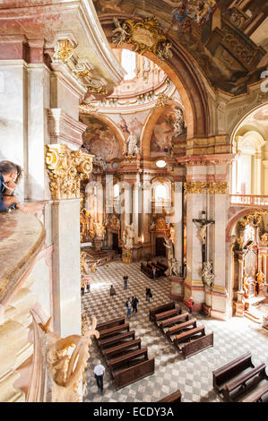 Balcone con vista della chiesa di San Nicola (Kostel Mikulase), Dientzerhofer il capolavoro barocco, Lesser Town, Praga, Repubblica Ceca Foto Stock