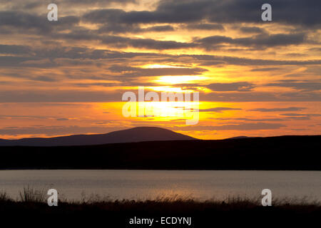 Vista di un lago di montagna al tramonto. Glaslyn, Plynlimon vicino al cambriano montagne. Powys, Galles. Luglio. Foto Stock