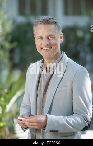 Imprenditore suit ritratto sorridente di telefonare Foto Stock