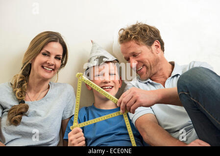 Madre padre figlio insieme divertimento felice nuovo home Foto Stock