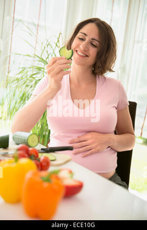 Mangiare insalata donna incinta preparare un sano Foto Stock