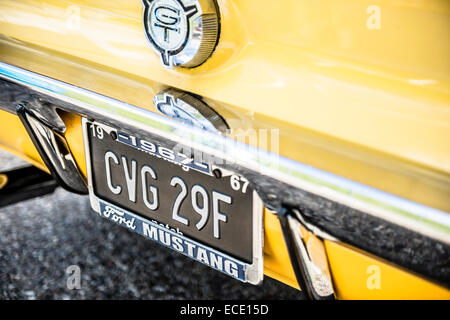 Giallo Ford Mustang GT, numero di targa Foto Stock