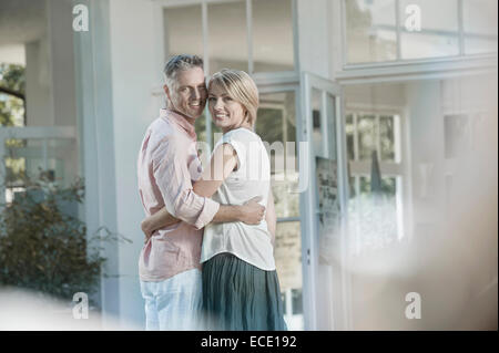 Amare felice coppia matura giardino avvolgente Foto Stock