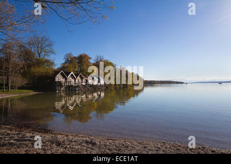 Lake Shore boathouse tramonto autunno alberi orizzonte Foto Stock