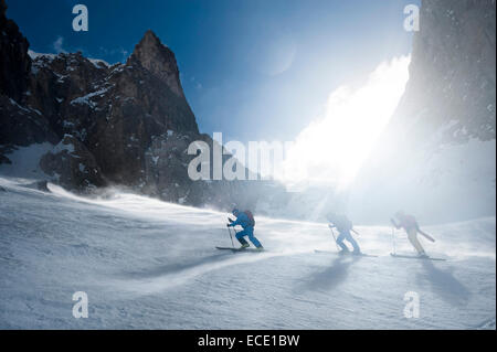 Gli uomini su un tour di sci, Santa Cristina di Val Gardena, Alto Adige, Italia Foto Stock