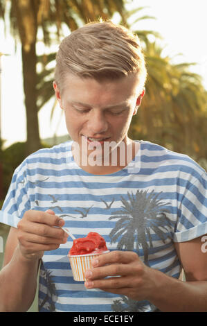 Adolescente tramonto a mangiare il gelato estate Foto Stock