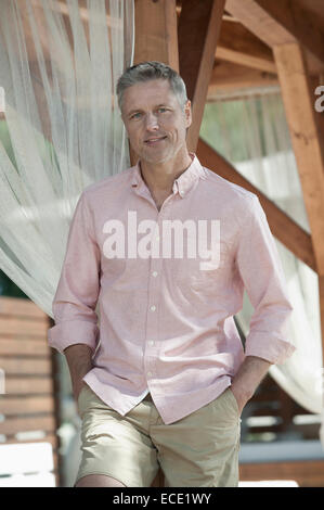 Ritratto uomo padiglione del giardino gazebo summerhouse Foto Stock