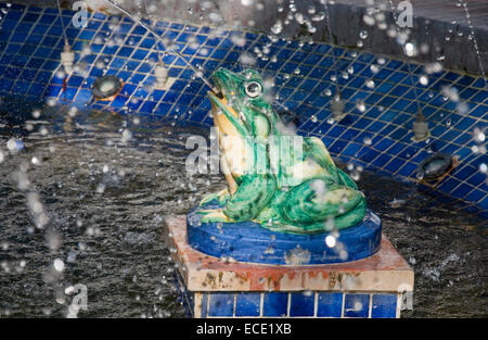 Vista della statua rana nella fontana in Plaza de Espania, Vejer de la Frontera, Andalusia, Spagna Foto Stock