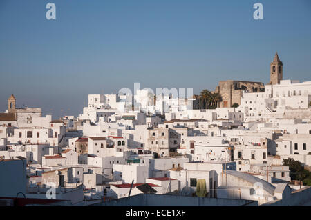 Vista del villaggio di dipinto di bianco con chiesa parrocchiale del Divino Salvador, Vejer de la Frontera, Andalusia, Spagna Foto Stock