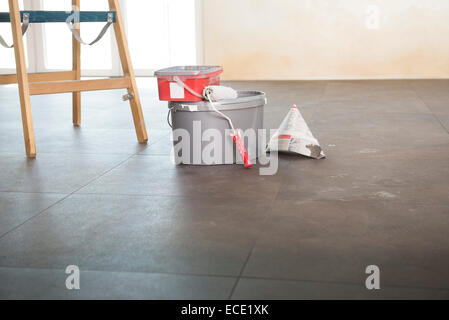 Piano stanza vuota vaso di vernice decorazione della scaletta Foto Stock