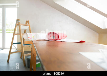 Ancora vita tabella Scala carta da parati stanza vuota Foto Stock