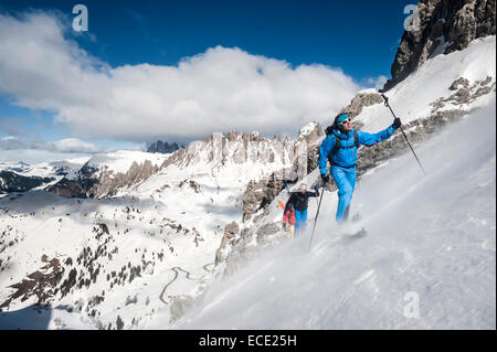 Gli uomini su un tour di sci, Santa Cristina di Val Gardena, Alto Adige, Italia Foto Stock