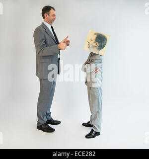 uomo d'affari che mostra i pollici fino al ragazzo che indossa la maschera Foto Stock