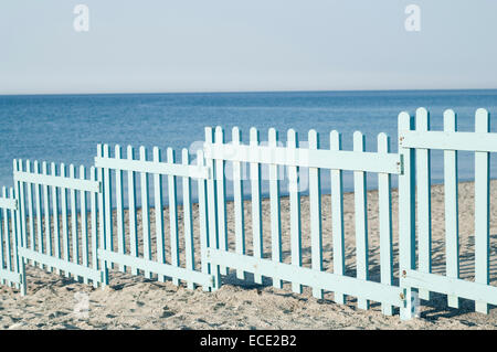 In legno di colore blu barriera di recinzione beach Italia ocean Foto Stock