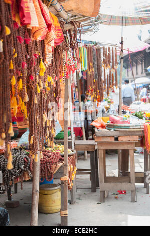Stallo del mercato colorati souvenir religiosi Foto Stock