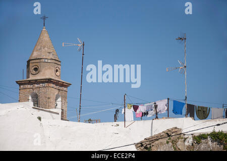 Linea di lavaggio biancheria piana chiesa tetto blu cielo Foto Stock