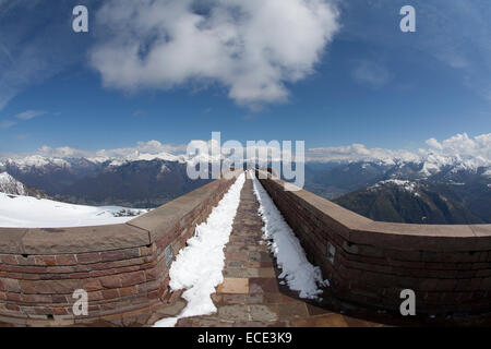 Vista delle montagne svizzere dalla capella di santa Maria degli Angeli, Monte Tamaro, Rivera, valle di Lugano, Canton Ticino Foto Stock