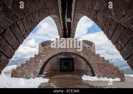 Vista esterna della capella di santa Maria degli Angeli dall'architetto Mario Botta, Monte Tamaro, Rivera, valle di lugano Foto Stock