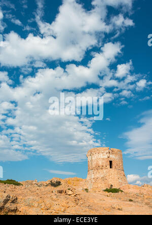 Torre Genovese di nuvole, Golfo di Porto, Corsica, Francia Foto Stock