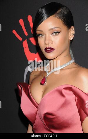 Los Angeles, California, USA. Undicesimo Dec, 2014. Dic 11, 2014 - Los Angeles, California, Stati Uniti d'America - cantante Rihanna a Rihanna la prima relazione annuale di Diamond sfera mantenuta al vigneto, Beverly Hills. Credito: Paolo Fenton/ZUMA filo/Alamy Live News Foto Stock