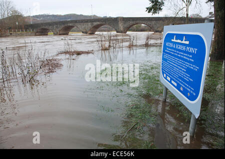 Builth Wells, Powys, Regno Unito. Dodicesimo Dicembre, 2014. Fiume Wye burst si tratta di banche. Credito: Graham M. Lawrence/Alamy Live News. Foto Stock