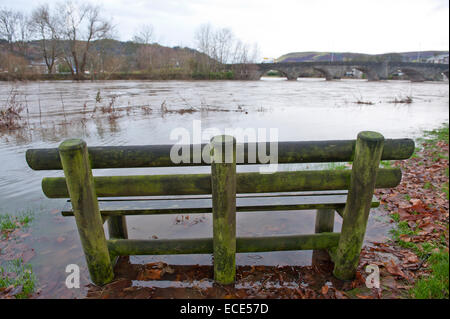 Builth Wells, Powys, Regno Unito. Dodicesimo Dicembre, 2014. Fiume Wye burst si tratta di banche. Credito: Graham M. Lawrence/Alamy Live News. Foto Stock