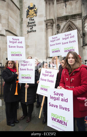 Londra, UK, 12 dic 2014. I diritti della donna di dimostrazione, Royal Courts of Justice, la High Court di Londra, Regno Unito 12.12.2014 immagine mostra i rappresentanti i diritti della donna di beneficenza dimostrando al di fuori della Royal Courts of Justice oggi come una sfida è realizzato al di sopra di tagli per assistenza legale che esercitano un impatto sulle vittime di violenza domestica. (Da sinistra a destra) Carla Lawrence, Crystal Stewart, Kiren Dhillon, Chlo Winfield e Ruth Tweedale. Credito: Jeff Gilbert/Alamy Live News Foto Stock