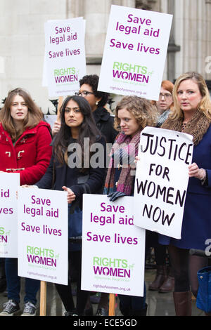 Londra, UK, 12 dic 2014. I diritti della donna di dimostrazione, Royal Courts of Justice, la High Court di Londra, Regno Unito 12.12.2014 immagine mostra i rappresentanti i diritti della donna di beneficenza dimostrando al di fuori della Royal Courts of Justice oggi come una sfida è realizzato al di sopra di tagli per assistenza legale che esercitano un impatto sulle vittime di violenza domestica. (Da sinistra a destra) Carla Lawrence, Crystal Stewart, Kiren Dhillon, Chlo Winfield e Ruth Tweedale. Credito: Jeff Gilbert/Alamy Live News Foto Stock