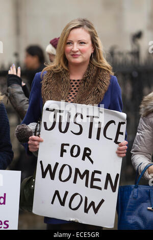 Londra, UK, 12 dic 2014. I diritti della donna di dimostrazione, Royal Courts of Justice, la High Court di Londra, Regno Unito 12.12.2014 immagine mostra i rappresentanti i diritti della donna di beneficenza dimostrando al di fuori della Royal Courts of Justice oggi come una sfida è realizzato al di sopra di tagli per assistenza legale che esercitano un impatto sulle vittime di violenza domestica. Foto di Ruth Tweedale da "Giustizia per la donna ora'. Credito: Jeff Gilbert/Alamy Live News Foto Stock