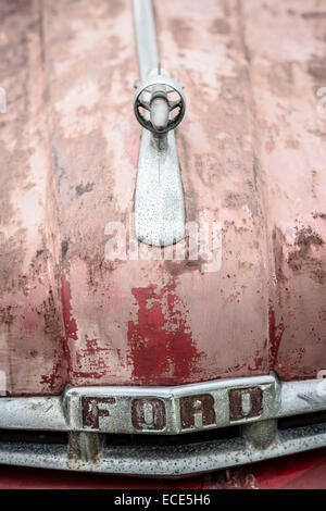 Classico vecchio Ford red pick-up truck badge del cofano Foto Stock