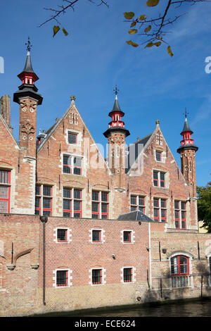 Storico olandese edifici a capanna Steenhouwersdijk canal Bruges Belgio Foto Stock