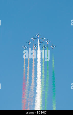 Italain Air Force aerobatic team display Frecce Tricolori volare in formazione in una salita verticale Foto Stock