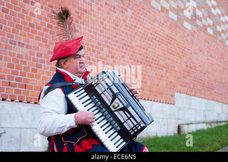 Musicista di strada indossavano nel tradizionale abito in Polonia la riproduzione sulla strada di Cracovia. Foto Stock