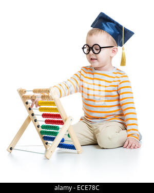 Capretto nel tappo di graduazione e bicchieri con colorati abacus isolato su bianco Foto Stock