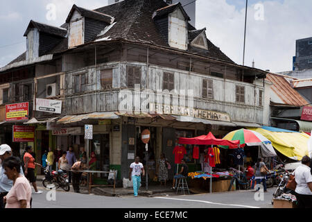 Maurizio, Port Louis, Rue Royale, vecchio di proprietà musulmana corner shop, in epoca coloniale edificio Foto Stock