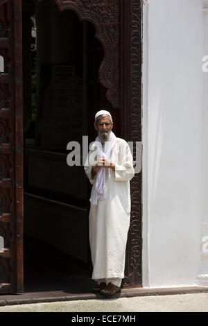 Maurizio, Port Louis, Rue Royale, Moschea Jummah uomo musulmano nella porta Foto Stock