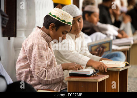 Maurizio, Port Louis, Jummah Moschea Islamica, istruzione, apprendimento bambini Corano nella madrassa Foto Stock