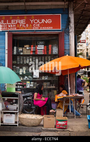 Maurizio, Port Louis, Chinatown, Rue Royale, donne musulmane st in stallo di strada Foto Stock