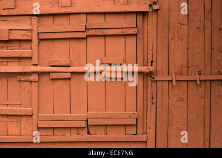 Maurizio, Port Louis, Rue Royale dipinte di marrone porta in legno di lock-up shop Foto Stock