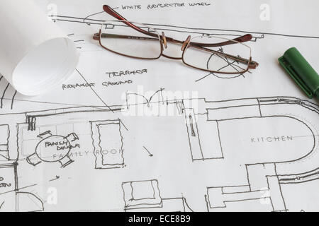 Architetto disegnato disegni o piani per una casa di ristrutturazione. Usato per le applicazioni di pianificazione nel Regno Unito Foto Stock