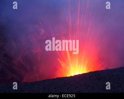 Mt vulcano Yasur sull isola di Tanna, Vanuatu. Vista del cratere in eruzione di notte. Foto Stock