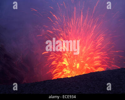 Mt vulcano Yasur sull isola di Tanna, Vanuatu. Vista del cratere in eruzione di notte. Foto Stock